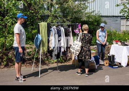 Leute auf dem Kumpula Village Party Straßenmarkt im Stadtteil Kumpula in Helsinki, Finnland, suchen nach Gebrauchtwaren Stockfoto