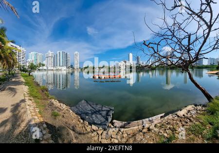 Kolumbien, Cartagena de Indias, Wolkenkratzer spiegeln sich im Teich Stockfoto