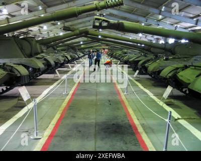 Museum für gepanzerte Fahrzeuge unter freiem Himmel und unter Schuppen in Kubinka bei Moskau. Stockfoto