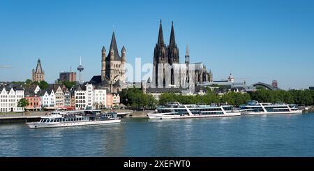 Viele große Ausflugsboote am rheinufer vor der malerischen Kulisse der kölner Altstadt Stockfoto