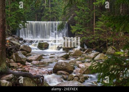 Wasser fließt den Wasserfall hinunter Stockfoto