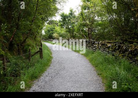 Der Zugang zu den Dinorwig-Schieferbrüchen in Wales, wo Tausende von Männern traditionell zu Fuß zur Arbeit an der weitläufigen und malerischen Stätte gingen Stockfoto