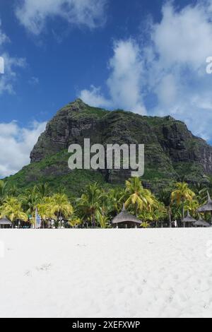 Weißer Strand am grünen Berg, Mauritius Stockfoto