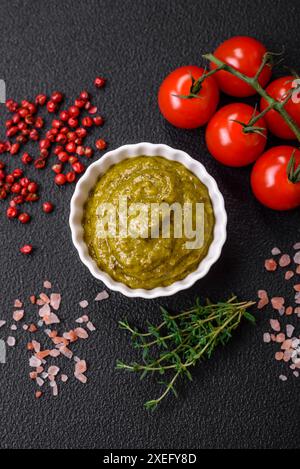 Köstliche frische Pasta bestehend aus Pesto-Sauce mit Salz, Gewürzen und Kräutern Stockfoto