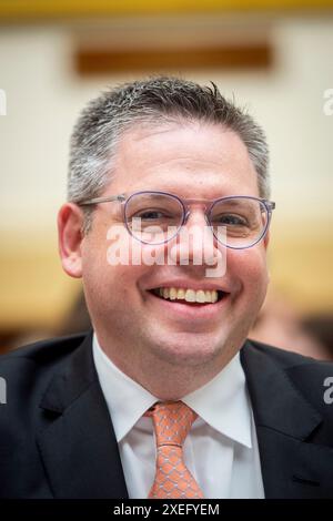 Washington, Vereinigte Staaten. Juni 2024. Eric Jacobstein, Stellvertretender Assistant Secretary, Bureau of Western Hemisphere Affairs, U.S. Department of State, erscheint am Donnerstag, 27. Juni vor einem House Committee on Foreign Affairs, Unterausschuss für die westliche Hemisphäre, wo er "der Fluch des Sozialismus in Zentralamerika und der Karibik" im Rayburn House Office Building in Washington, DC, anhört. 2024. Quelle: Rod Lamkey/CNP/dpa/Alamy Live News Stockfoto