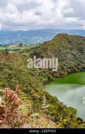 Der Guatavita-See (Laguna Guatavita) liegt in den kolumbianischen Anden. Département Cundinamarca von Kolumbien Stockfoto