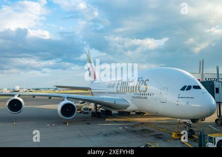 Emirates Airbus A380-800 Vorbereitung auf den Start am Flughafen London Heathrow, Großbritannien Stockfoto