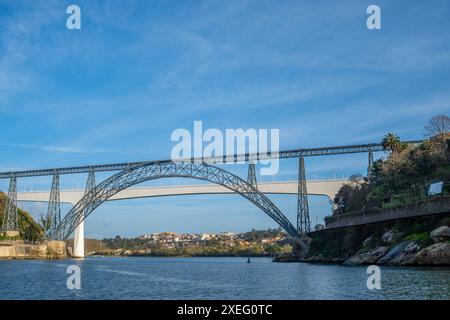 Maria-Pia-Brücke über den Fluss Douro Porto Portugal mit der Brücke Ponte da Arrabida dahinter Stockfoto