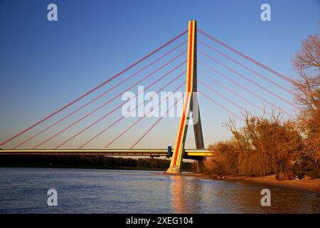 Fleher Brücke über den Rhein, Neuss, Nordrhein-Westfalen, Deutschland, Europa Stockfoto