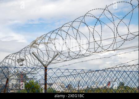 Stacheldrahtzaun. Rasierdraht. Eingeschränkter Bereich. Flughafenschutz. Stockfoto