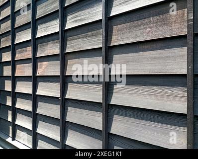 Zypressenholzwand, Holzrahmenwand, Zypressenholzgebäude, Schlafsaal im japanischen Stil Stockfoto