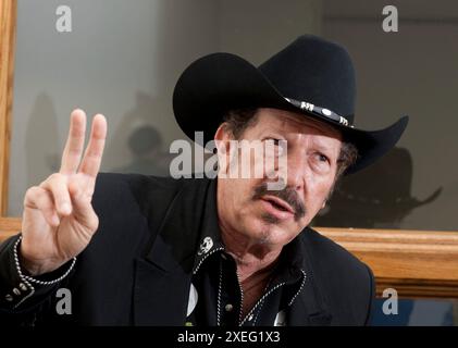 Austin, Texas, USA. September 2009. Der Autor und Humor KINKY FRIEDMAN besucht am Dienstag Reporter während einer Ankündigungstour, in der er seine Kandidatur für den Gouverneur von Texas ankündigt. Friedman wurde Vierter im Rennen 2006 als Independent und tritt nun am 1. September 2009 als Demokrat an. Friedman, 79, starb am Donnerstag, 27. Juni 2024 auf seiner Echo Hill Texas Ranch. (Kreditbild: © Bob Daemmrich/ZUMA Press Wire) NUR REDAKTIONELLE VERWENDUNG! Nicht für kommerzielle ZWECKE! Stockfoto