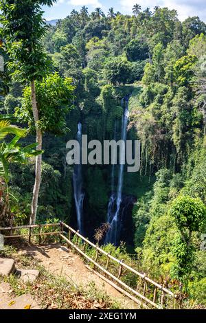 Der Sekumpul Wasserfall, ein großer Wasserfall mitten im Dschungel Stockfoto