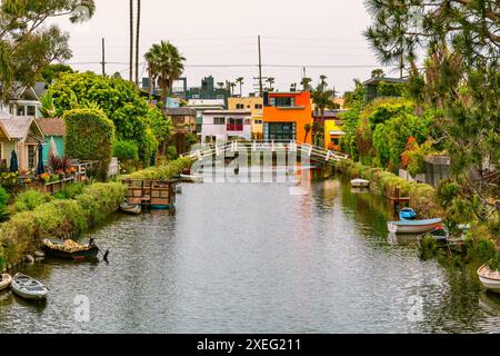 Malerische und malerische Kanäle gesäumt von Palmen und farbenfrohen Häusern in Venedig, Kalifornien Stockfoto