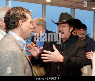 Corpus Christi, Texas, USA. Januar 2006. Unabhängiger Kandidat für Texas Gouverneur, Entertainer und Autor und wahre Texas Legende KINKY FRIEDMAN trifft Unterstützer bei einer Spendenaktion im Corpus Christi Yacht Club, die mehrere tausend Dollar für seine junge Kampagne sammelte am 14. Januar 2006 starb Friedman, 79, Donnerstag, 27. Juni, 2024 auf seiner Echo Hill Texas Ranch. (Kreditbild: © Bob Daemmrich/ZUMA Press Wire) NUR REDAKTIONELLE VERWENDUNG! Nicht für kommerzielle ZWECKE! Stockfoto