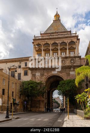 Blick auf das Stadttor Porta Nuova in der Innenstadt von Palermo Stockfoto