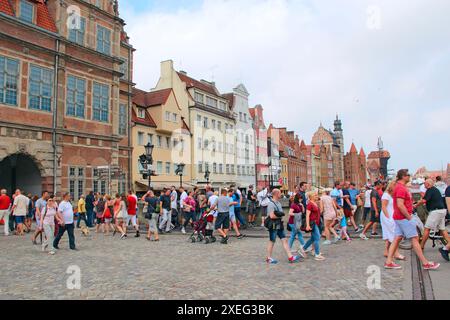 Touristenmassen spazieren durch den historischen Teil von Danzig. Viele Touristen laufen in Danzig herum. Wunderschön Stockfoto