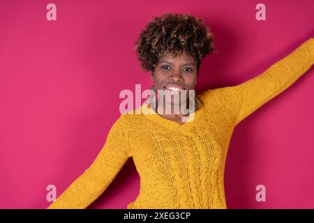 Frau mit gelbem Pullover und rosa Schal Stockfoto