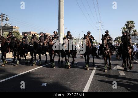 Orthodoxe Juden blockieren Highway gegen Wehrpflicht in Isra BNEI BRAK, ISRAEL - 27. JUNI: Dutzende ultraorthodoxe Juden, auch bekannt als Haredim, stoßen am 27. Juni 2024 mit der israelischen Polizei zusammen, während sie einen Sit-in-Protest gegen den Militärdienst auf der Autobahn in Bnei Brak, Israel, veranstalten. Foto: saeed qaq Copyright: XSAEEDQAQx image00004.jpeg Stockfoto