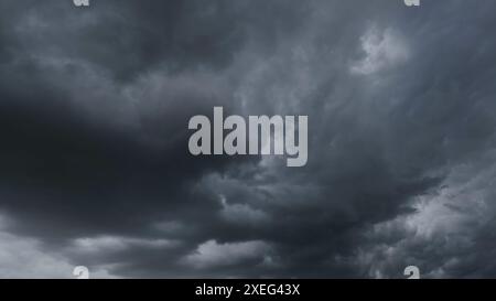Dramatische dunkle Gewitterwolken Stockfoto