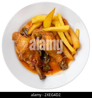 Pommes frites und ein Stück heißes gebratenes Hühnchen mit Chili werden auf einer großen weißen Platte serviert Stockfoto