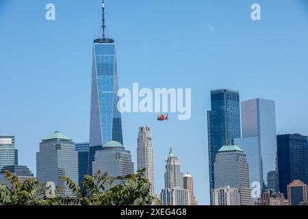 Mitglieder der US-Küstenwache führen eine Rettungsdemonstration während der Flottenwoche im Liberty State Park, New Jersey, am 26. Mai 2024 durch. Die Flottenwoche ist eine altehrwürdige Feier des Seeverkehrs, bei der die Bürger von New York City und dem umliegenden Dreistaatengebiet die heutigen maritimen Fähigkeiten hautnah erleben können. (Foto der US Army Reserve von Sgt. Therese Prats) Stockfoto