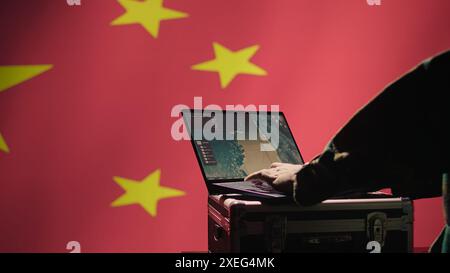 Chinesischer Soldat im Kontrollraum, der Militärtechnologie benutzt, um Bedrohungen von Feinden zu identifizieren. Armee-Personal benutzt Software auf Laptop, um Informationen an Generäle an der Kriegsfront zu übermitteln, Kamera B Stockfoto