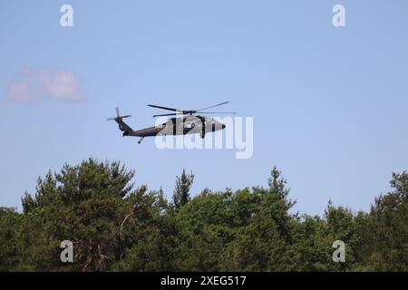 Eine Flugbesatzung des 1st Battalion der Wisconsin National Guard, 147th Aviation Regiment, betreibt am 5. Juni 2024 einen UH-60 Black Hawk Hubschrauber in Fort McCoy, Wiss. Mitglieder der Einheit absolvieren regelmäßig Schulungen in Fort McCoy, und die Einheit unterstützt auch zahlreiche Schulungsveranstaltungen in der Anlage jedes Jahr. Laut dem Armeefaktblatt für den Black Hawk ist seine Mission die Bereitstellung von Luftangriffen, allgemeiner Unterstützung, aeromedizinischer Evakuierung, Befehl und Kontrolle sowie spezielle Operationen zur Unterstützung von Kampf-, Stabilitäts- und Unterstützungsoperationen. Der UH-60 ist auch der taktische Transporter der Armee Stockfoto