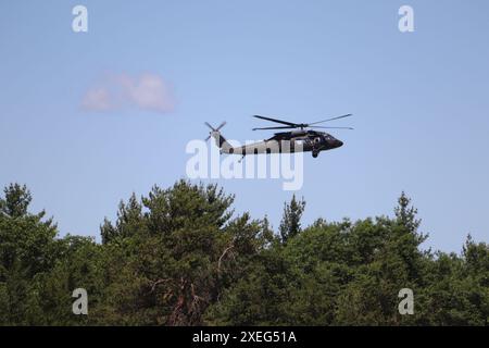 Eine Flugbesatzung des 1st Battalion der Wisconsin National Guard, 147th Aviation Regiment, betreibt am 5. Juni 2024 einen UH-60 Black Hawk Hubschrauber in Fort McCoy, Wiss. Mitglieder der Einheit absolvieren regelmäßig Schulungen in Fort McCoy, und die Einheit unterstützt auch zahlreiche Schulungsveranstaltungen in der Anlage jedes Jahr. Laut dem Armeefaktblatt für den Black Hawk ist seine Mission die Bereitstellung von Luftangriffen, allgemeiner Unterstützung, aeromedizinischer Evakuierung, Befehl und Kontrolle sowie spezielle Operationen zur Unterstützung von Kampf-, Stabilitäts- und Unterstützungsoperationen. Der UH-60 ist auch der taktische Transporter der Armee Stockfoto