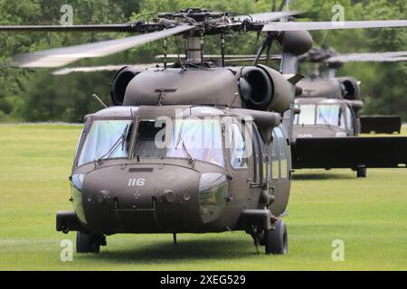 Eine Flugbesatzung des 1st Battalion der Wisconsin National Guard, 147th Aviation Regiment, betreibt am 5. Juni 2024 einen UH-60 Black Hawk Hubschrauber in Fort McCoy, Wiss. Mitglieder der Einheit absolvieren regelmäßig Schulungen in Fort McCoy, und die Einheit unterstützt auch zahlreiche Schulungsveranstaltungen in der Anlage jedes Jahr. Laut dem Armeefaktblatt für den Black Hawk ist seine Mission die Bereitstellung von Luftangriffen, allgemeiner Unterstützung, aeromedizinischer Evakuierung, Befehl und Kontrolle sowie spezielle Operationen zur Unterstützung von Kampf-, Stabilitäts- und Unterstützungsoperationen. Der UH-60 ist auch der taktische Transporter der Armee Stockfoto