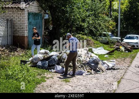 Derhachi, Ukraine, 27. Juni 2024 die technischen Dienste der Stadt Derhachi reparieren das Elektrizitäts- und Gasnetz, das infolge der Schäden beschädigt wurde Stockfoto