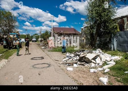 Derhachi, Ukraine, 27. Juni 2024 die technischen Dienste der Stadt Derhachi reparieren das Elektrizitäts- und Gasnetz, das infolge der Schäden beschädigt wurde Stockfoto