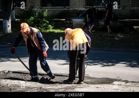 Derhachi, Ukraine, 27. Juni 2024 die technischen Dienste der Stadt Derhachi reparieren das Elektrizitäts- und Gasnetz, das infolge der Schäden beschädigt wurde Stockfoto