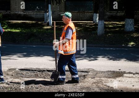 Derhachi, Ukraine, 27. Juni 2024 die technischen Dienste der Stadt Derhachi reparieren das Elektrizitäts- und Gasnetz, das infolge der Schäden beschädigt wurde Stockfoto