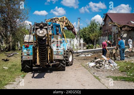 Derhachi, Ukraine, 27. Juni 2024 die technischen Dienste der Stadt Derhachi reparieren das Elektrizitäts- und Gasnetz, das infolge der Schäden beschädigt wurde Stockfoto