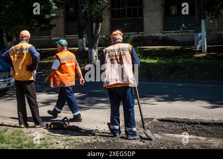 Derhachi, Ukraine, 27. Juni 2024 die technischen Dienste der Stadt Derhachi reparieren das Elektrizitäts- und Gasnetz, das infolge der Schäden beschädigt wurde Stockfoto