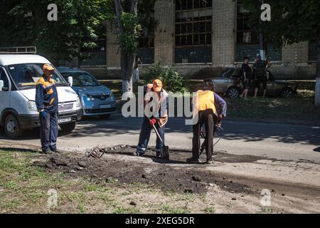 Derhachi, Ukraine, 27. Juni 2024 die technischen Dienste der Stadt Derhachi reparieren das Elektrizitäts- und Gasnetz, das infolge der Schäden beschädigt wurde Stockfoto