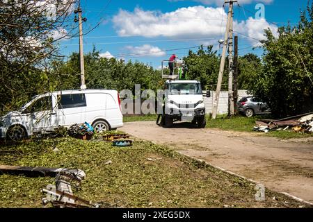 Derhachi, Ukraine, 27. Juni 2024 die technischen Dienste der Stadt Derhachi reparieren das Elektrizitäts- und Gasnetz, das infolge der Schäden beschädigt wurde Stockfoto