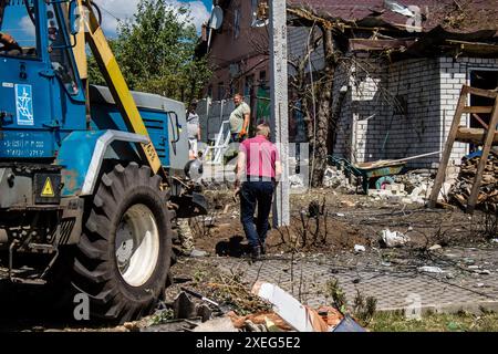 Derhachi, Ukraine, 27. Juni 2024 die technischen Dienste der Stadt Derhachi reparieren das Elektrizitäts- und Gasnetz, das infolge der Schäden beschädigt wurde Stockfoto