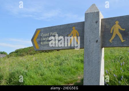 Zweisprachige Beschilderung auf dem Küstenwanderweg an der Rotherslade Bay. Swansea, Wales, Vereinigtes Königreich. Mai 2024. Stockfoto