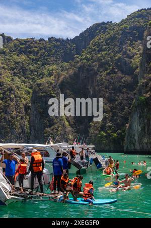 Ein Bild von Bootsausflügen in der Bucht von Pi Leh auf der Insel Ko Phi Phi Lee. Stockfoto