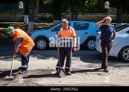 Derhachi, Ukraine, 27. Juni 2024 die technischen Dienste der Stadt Derhachi reparieren das Elektrizitäts- und Gasnetz, das infolge der Schäden beschädigt wurde Stockfoto