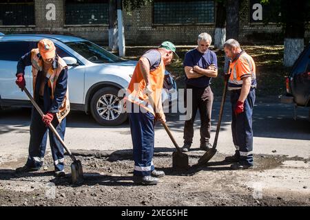 Derhachi, Ukraine, 27. Juni 2024 die technischen Dienste der Stadt Derhachi reparieren das Elektrizitäts- und Gasnetz, das infolge der Schäden beschädigt wurde Stockfoto