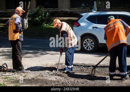 Derhachi, Ukraine, 27. Juni 2024 die technischen Dienste der Stadt Derhachi reparieren das Elektrizitäts- und Gasnetz, das infolge der Schäden beschädigt wurde Stockfoto