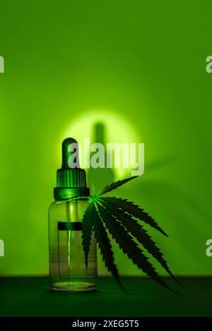 Eine nachgeahmte transparente Glasflasche mit einer Pipette mit einem feuchtigkeitsspendenden Konzentrat mit Hyaluronsäure Stockfoto