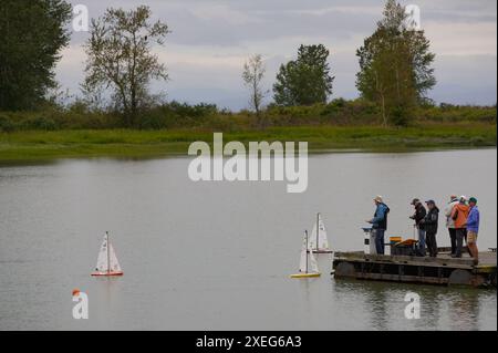 Richmond, Kanada. Juni 2024. Die Teilnehmer nehmen am 27. Juni 2024 an einer Veranstaltung mit funkgesteuerten Segelbooten im Steveston Harbour in Richmond, British Columbia, Kanada, Teil. Das funkgesteuerte Segeln ist in Kanada immer beliebter geworden und zieht Enthusiasten jeden Alters an. Quelle: Liang Sen/Xinhua/Alamy Live News Stockfoto