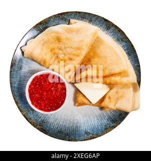 Zarte, dünne Pfannkuchen serviert mit einem Stück Butter und Salzwasser, geräucherter Lachsrogen. Berühmtes Gericht der traditionellen russischen Küche Stockfoto