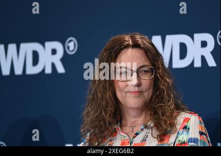 Claudia Schare, Vorsitzende WDR Verwaltungsrat, posiert bei einem Fototermin nach der Intendantenwahl des Westdeutschen Rundfunks bei der Verwaltungsdirektorin Dr. Katrin Vernau zu neuen Intendantin des WDR ab 2025 gewählt wurde. *** Claudia Schare, Vorsitzende des WDR-Verwaltungsrats, posiert bei einer Fotosession nach der Wahl der Generaldirektorin des Westdeutschen Rundfunks, bei der ab 2025 Verwaltungsdirektorin Dr. Katrin Vernau zur neuen Generaldirektorin des WDR gewählt wurde Stockfoto