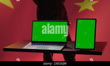 Chinesische Armee Soldat mit isoliertem Bildschirm Laptop und Tablet, um Bedrohungen von Feinden zu identifizieren. Militärangehörige benutzen Software auf Chroma-Schlüsselgeräten, um Informationen an die Front des Krieges weiterzugeben, Kamera A Stockfoto