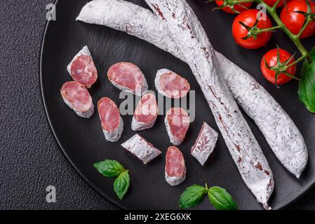 Köstliche spanische geräucherte Würstchen mit Salz und Gewürzen Stockfoto